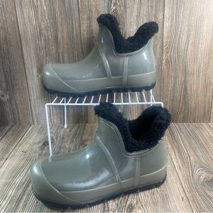 UGG Raincloud Clear and Black Waterproof Women's Size 8 Boots